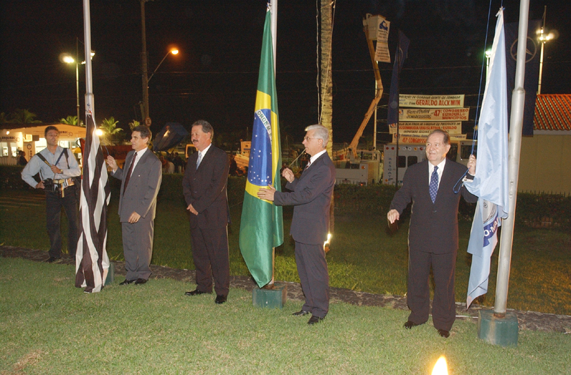 Sidney Beraldo, na cerimonia de hasteamento da bandeira, d incio ao Congresso Estadual de Municpios.<a style='float:right;color:#ccc' href='https://www3.al.sp.gov.br/repositorio/noticia/hist/biazzi giglio pres maurici.jpg' target=_blank><i class='bi bi-zoom-in'></i> Clique para ver a imagem </a>